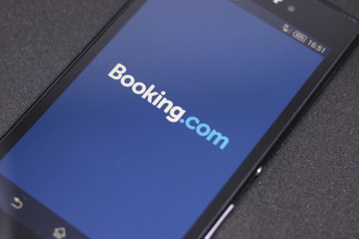 Booking en Airbnb zetten hun nek-aan-nek-race voort